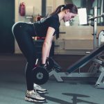 donna che esegue un RDL per allenare i glutei | Dott. Antonino Girone - Nutrizionista Messina