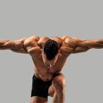 Atleta in posa con muscoli definiti durante il percorso per aumentare massa muscolare | Dott. Antonino Girone - Nutrizionista Messina